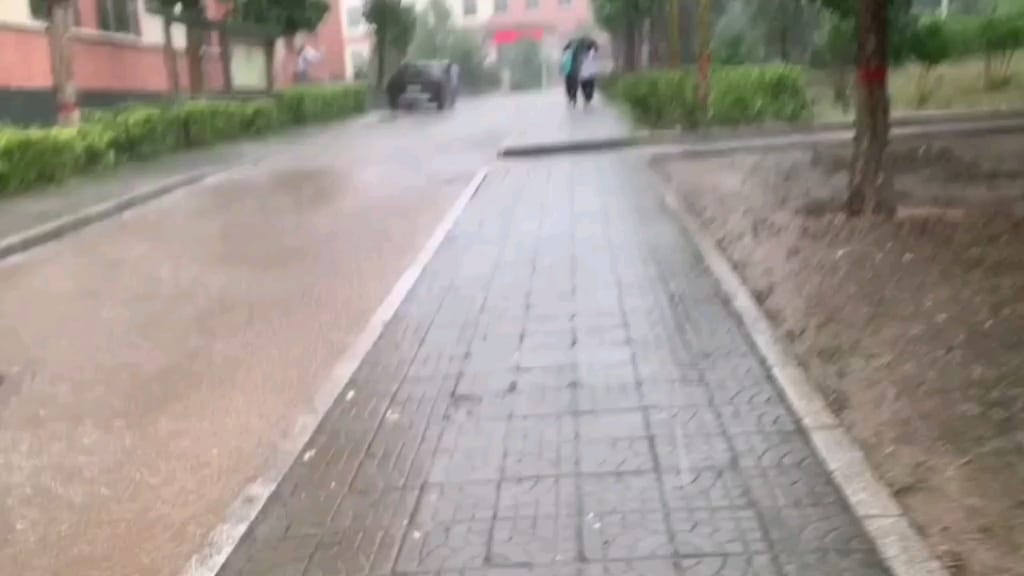 暴雨天第一视角去食堂