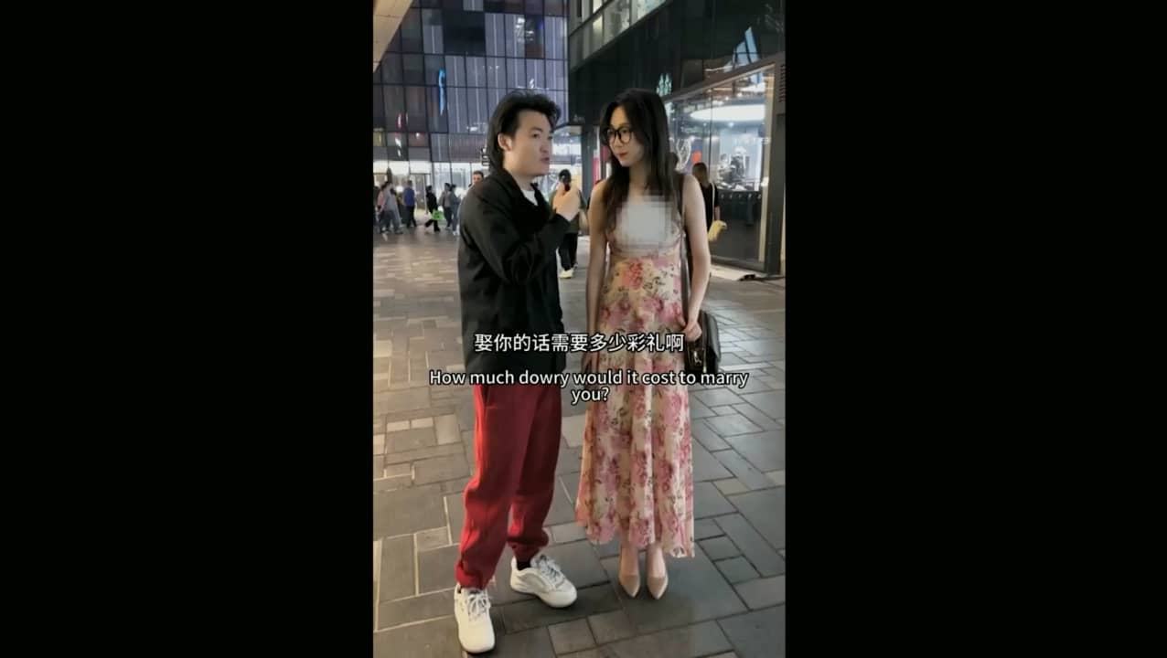 街头随机采访偶遇碳花顶流眼睛妹
