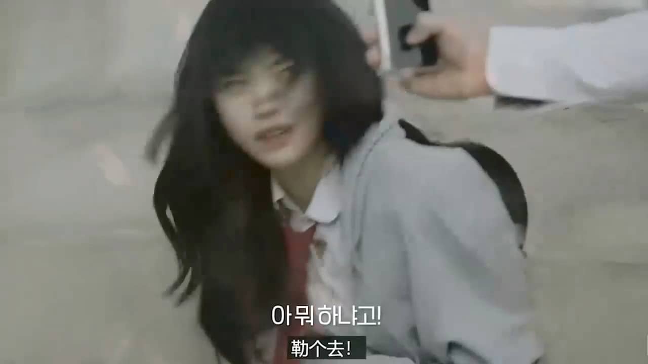 小胖偶遇小姐姐卡在了洞口