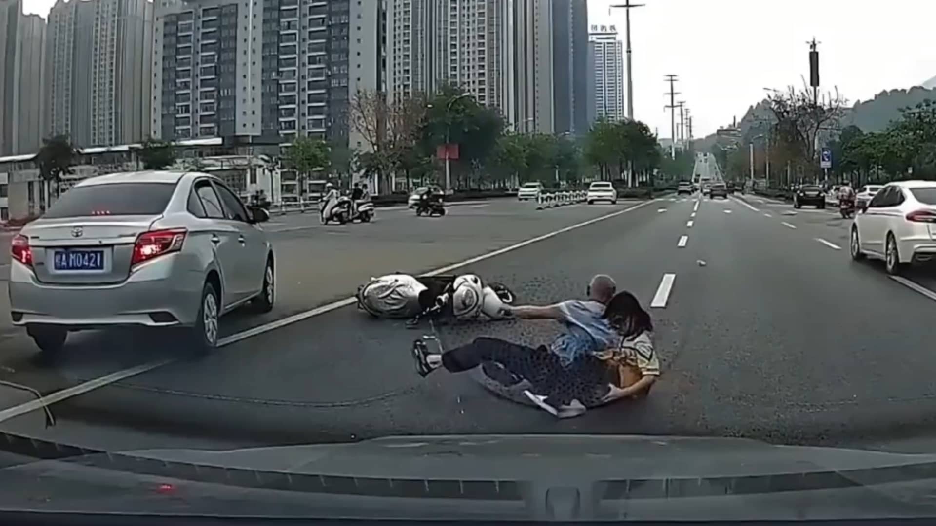 文明行车千里共婵娟，遵纪守法万家得团圆！