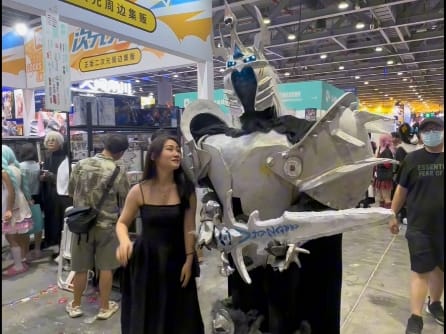 魔兽世界》巫妖王在 “广州萤火虫漫展 “上逗孩子们开心 魔兽世界》巫妖王在 “广州萤火虫漫展 “上逗孩子们开心