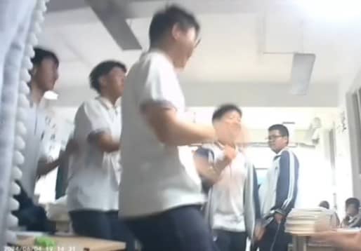 某班后排学生举行神秘邪教仪式