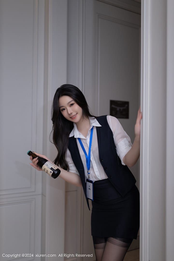 XiuRen第8808期_模特小逗逗性感白色OL服饰露黑色内衣配黑丝吊袜秀美腿诱惑写真80P
