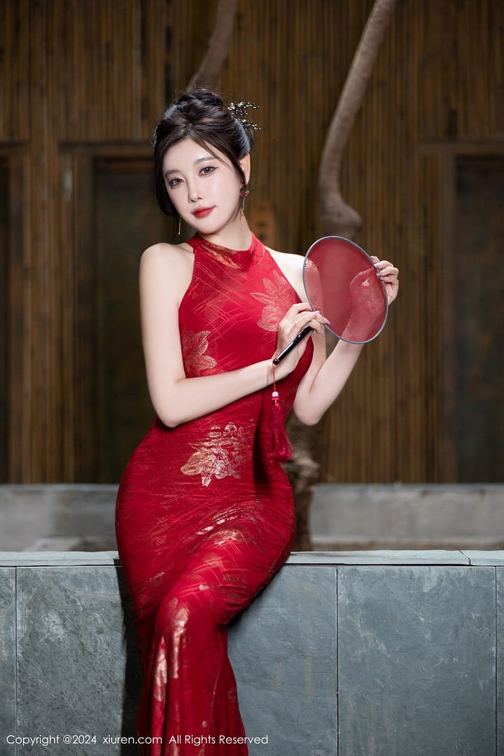 XiuRen第8996期_女神杨晨晨Yome性感红色长旗袍配黑丝吊袜秀丰腴身材诱惑写真81P
