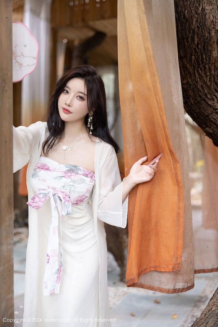 XiuRen第8926期_女神杨晨晨Yome性感浅色连衣裙配开档肉丝秀完美身材诱惑写真80P