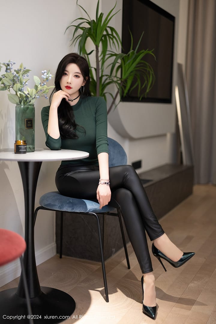 XiuRen第8707期_女神杨晨晨墨绿色上衣配黑皮长裤露性感内衣配超薄肉丝诱惑写真90P