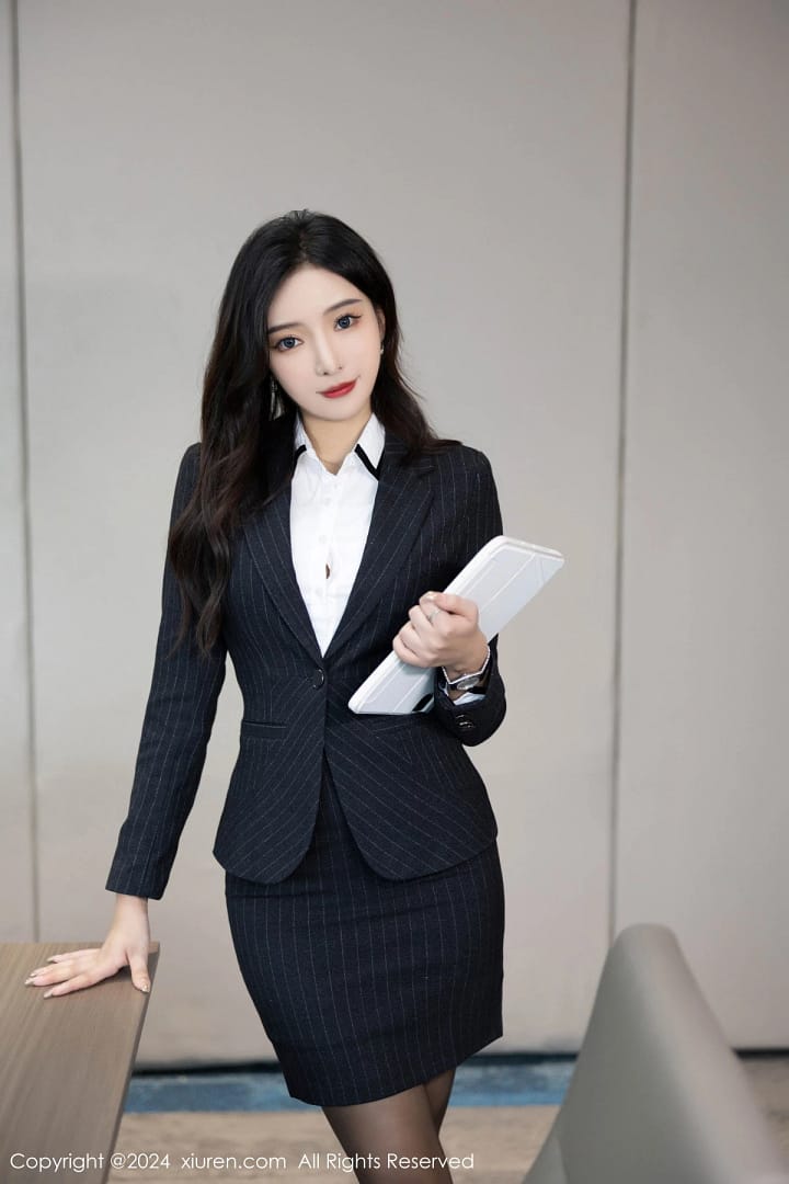 XiuRen第8656期_女神王馨瑶yanni性感深色OL制服露粉色内衣配超薄黑丝诱惑写真85P