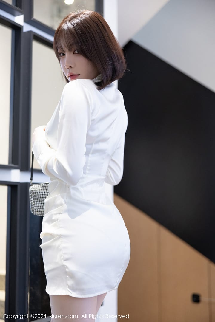 XiuRen第8963期_女神徐莉芝Booty性感白色服饰露蓝色内衣配白丝袜迷人诱惑写真87P
