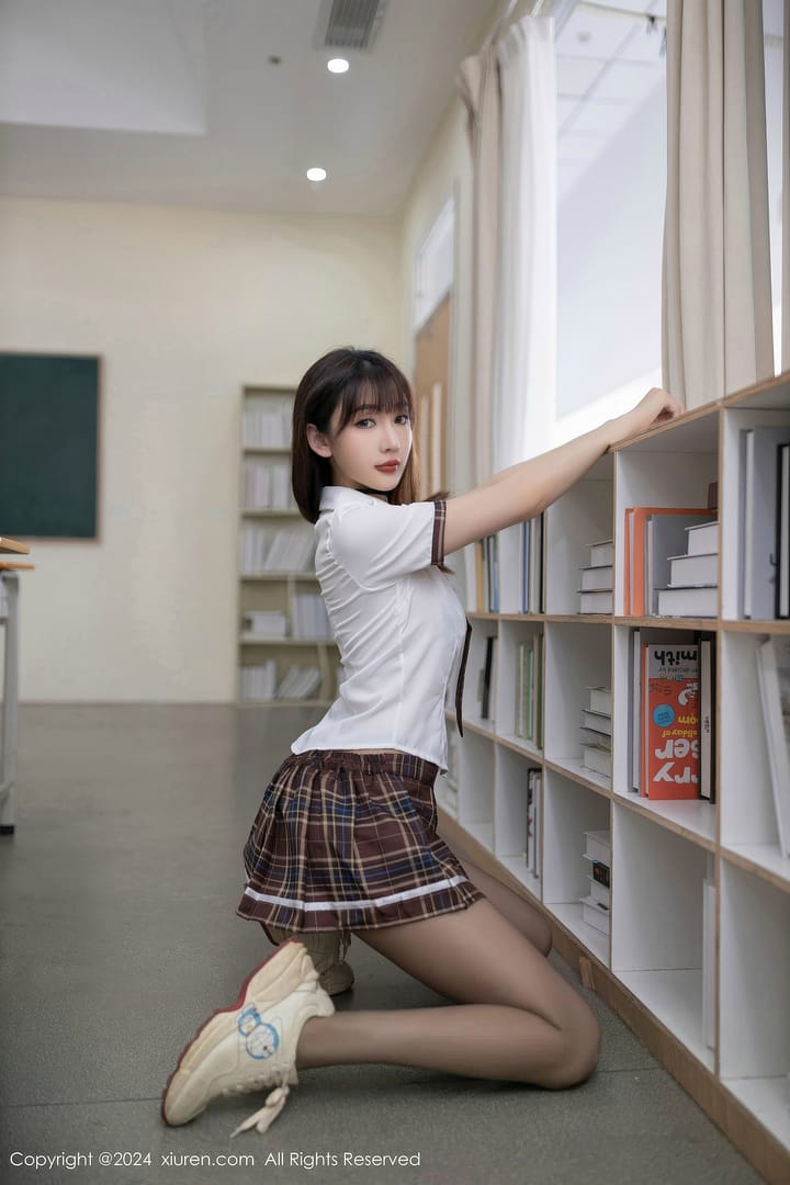 XiuRen第8918期_模特陆萱萱学生制服露情趣内衣配开档黑丝秀完美身材诱惑写真80P