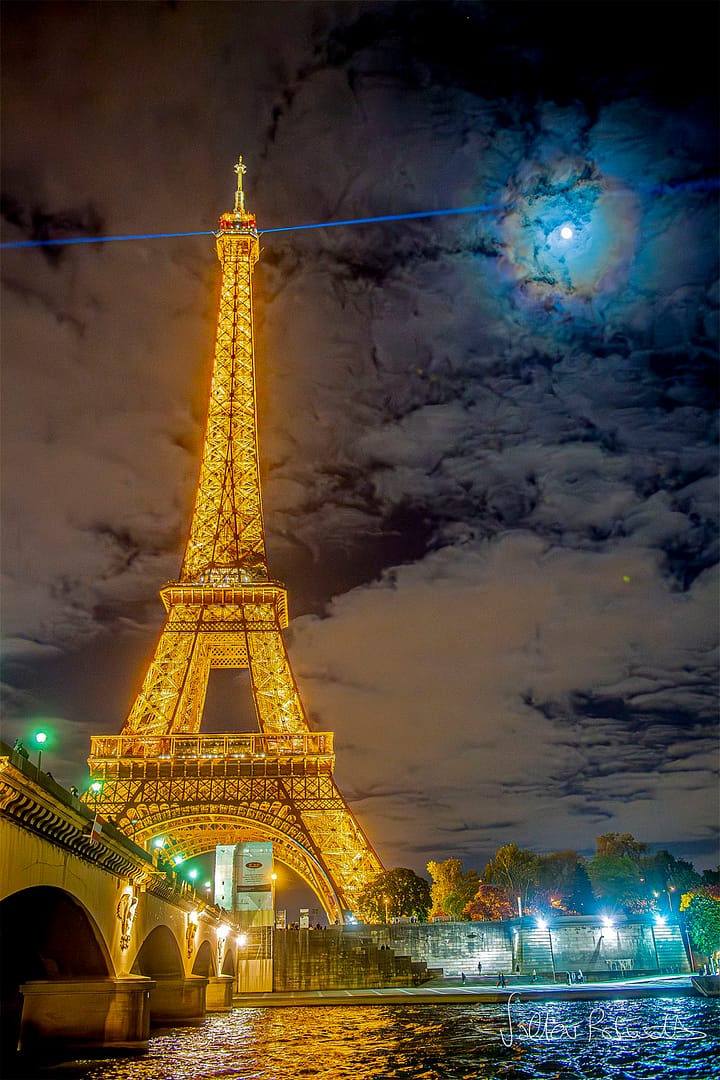 A Lunar Corona over Paris A Lunar Corona over Paris