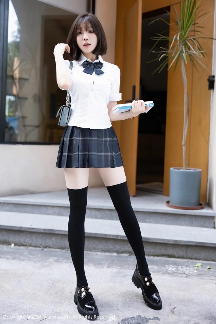 XiuRen第8785期_女神徐莉芝Booty性感学生制服短裙配黑丝袜秀曼妙身姿诱惑写真100P