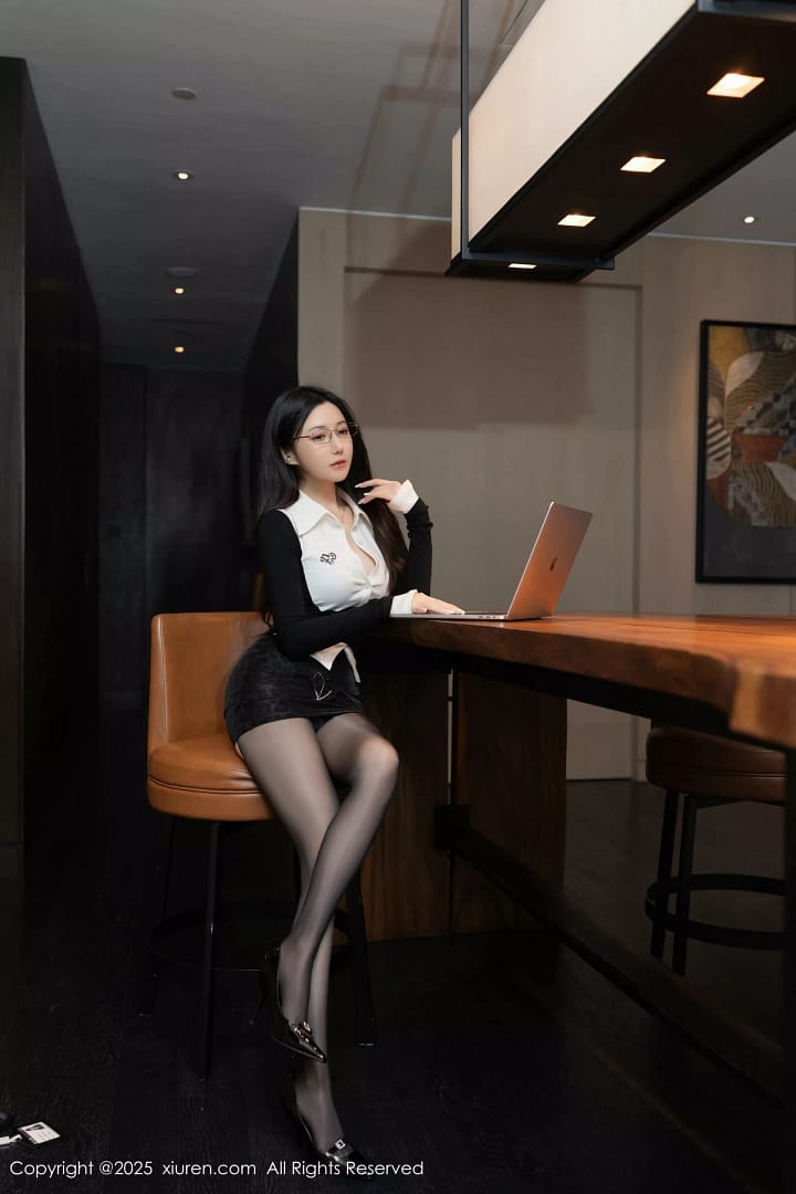 XiuRen第10353期_模特鱼子酱Fish性感黑色学生服饰配开档黑丝秀曼妙身姿诱惑写真80P