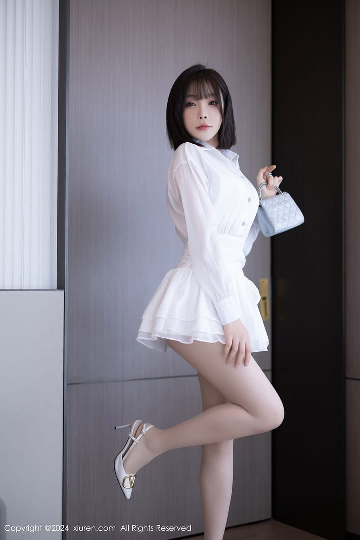 XiuRen第9020期_女神徐莉芝Booty性感白色连衣短裙配开档白丝秀完美身材诱惑写真94P