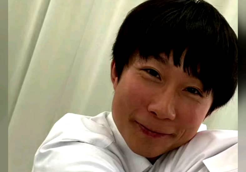 长了就这个半死不活了样，钩腿子还不少。老侏儒穿增高鞋脱了鞋缩十厘米，美颜都救不了这个白嘴唇，虚成啥了，听说这个玩意私下爱和女主做饭，推特点个赞，别恶心…