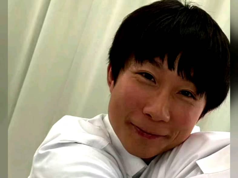 长了就这个半死不活了样，钩腿子还不少。老侏儒穿增高鞋脱了鞋缩十厘米，美颜都救不了这个白嘴唇，虚成啥了，听说这个玩意私下爱和女主做饭，推特点个赞，别恶心…