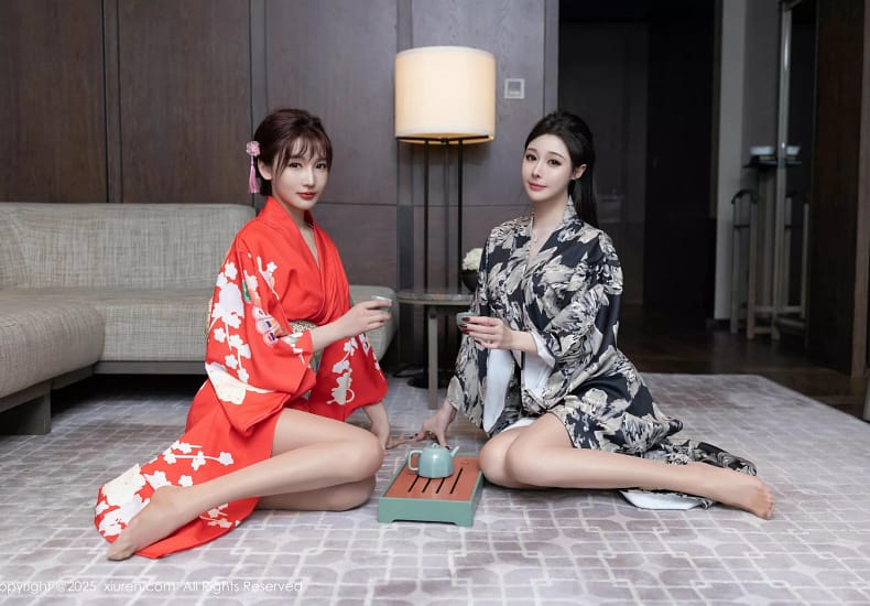 XiuRen第10352期_模特合集美女小逗逗＆陆萱萱性感姐妹花超薄肉丝私房诱惑写真80P