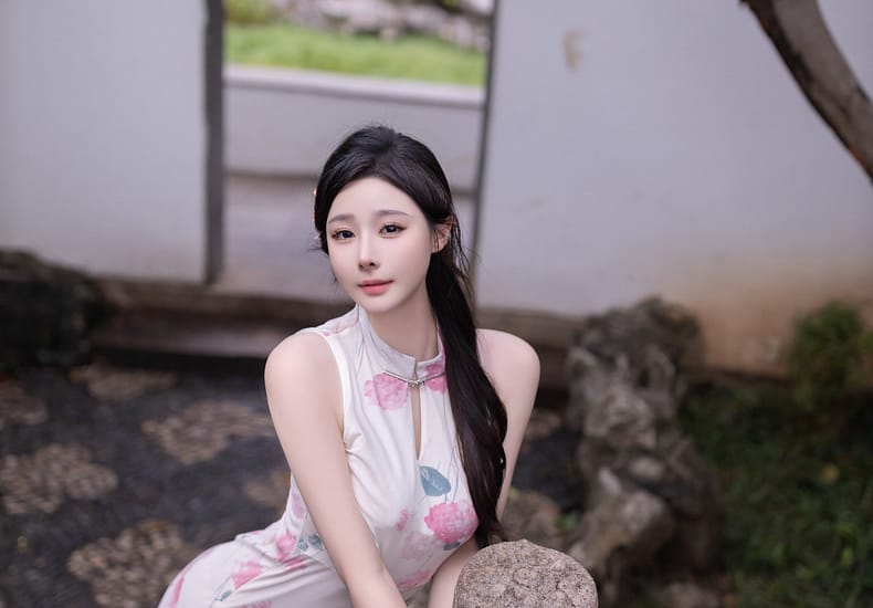 XiuRen第9087期_模特小逗逗性感粉色图案连衣裙配超薄肉丝秀曼妙身姿诱惑写真79P