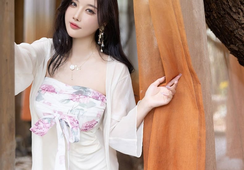 XiuRen第8926期_女神杨晨晨Yome性感浅色连衣裙配开档肉丝秀完美身材诱惑写真80P