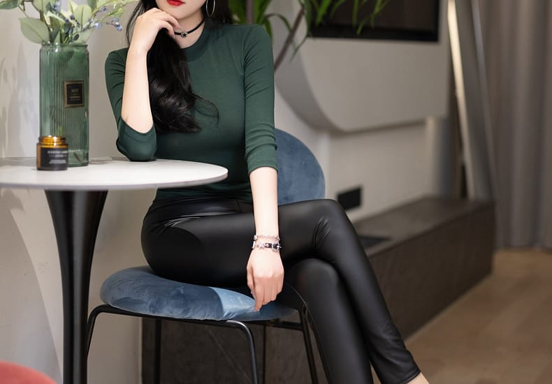 XiuRen第8707期_女神杨晨晨墨绿色上衣配黑皮长裤露性感内衣配超薄肉丝诱惑写真90P