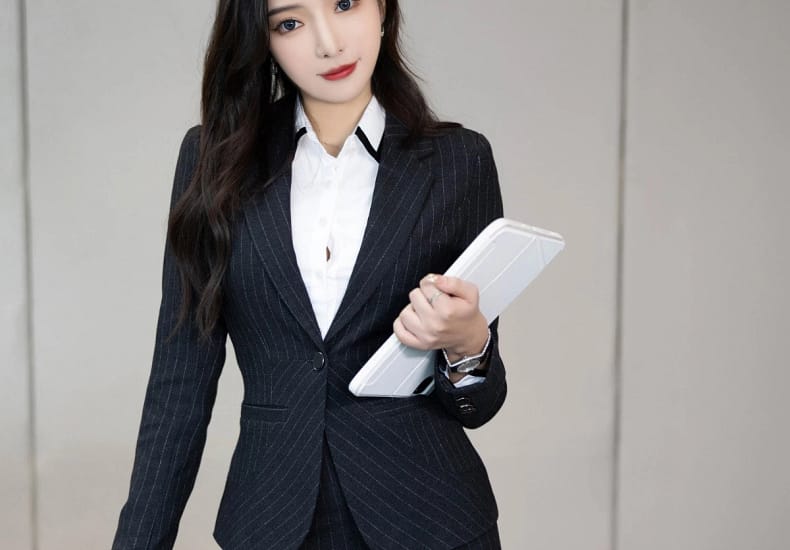 XiuRen第8656期_女神王馨瑶yanni性感深色OL制服露粉色内衣配超薄黑丝诱惑写真85P
