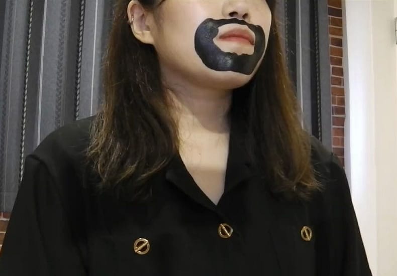 给小姐姐画一圈胡子