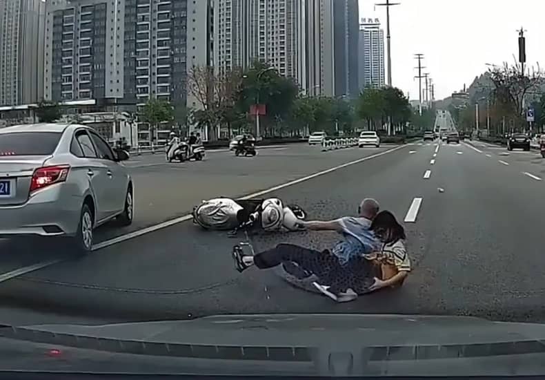 文明行车千里共婵娟，遵纪守法万家得团圆！