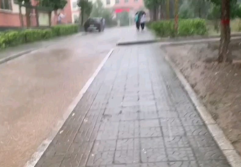 暴雨天第一视角去食堂