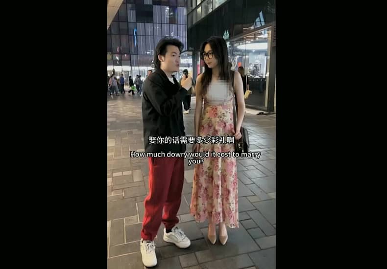 街头随机采访偶遇碳花顶流眼睛妹