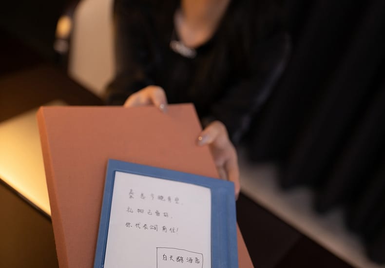 XiuRen第9102期_模特唐安琪送礼主题性感黑色OL服饰配黑丝袜秀曼妙身姿诱惑写真88P