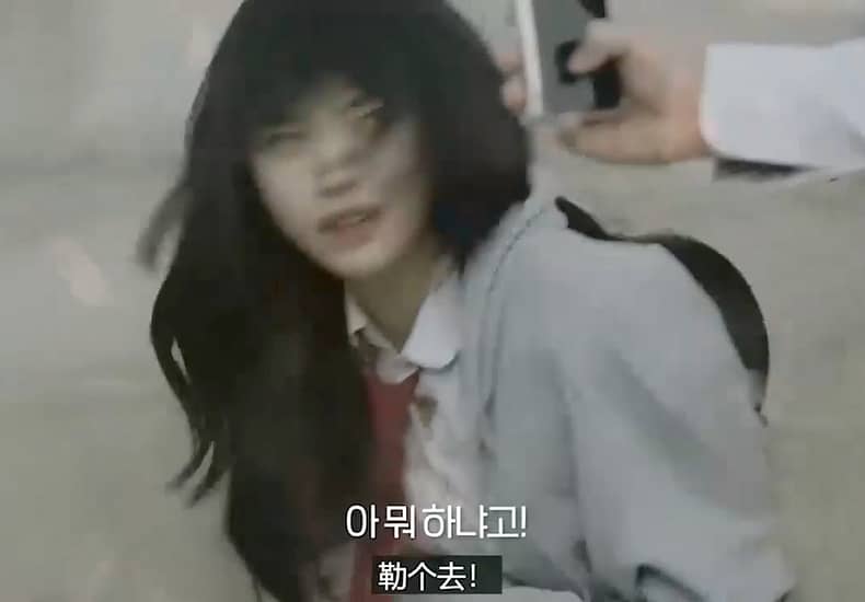 小胖偶遇小姐姐卡在了洞口