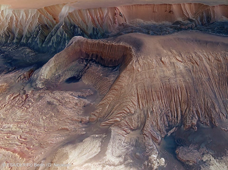 Collapse in Hebes Chasma on Mars Collapse in Hebes Chasma on Mars